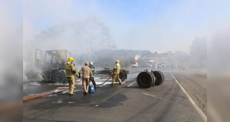 Acidente com caminhões na Souza Naves deixa quatro feridos