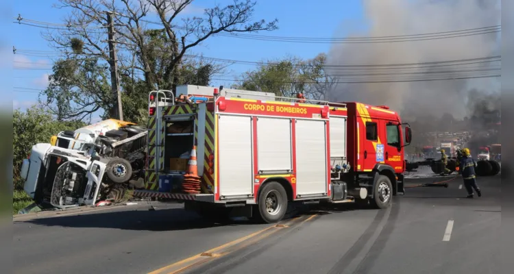 Acidente com caminhões na Souza Naves deixa quatro feridos