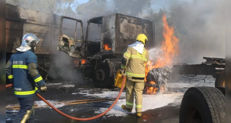 Acidente com caminhões na Souza Naves deixa quatro feridos
