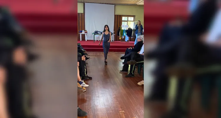 Professora da rede estadual realiza desfile de moda sustentável