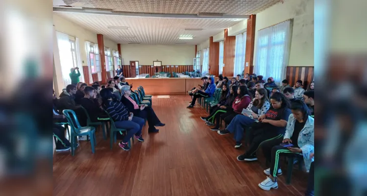 Professora da rede estadual realiza desfile de moda sustentável