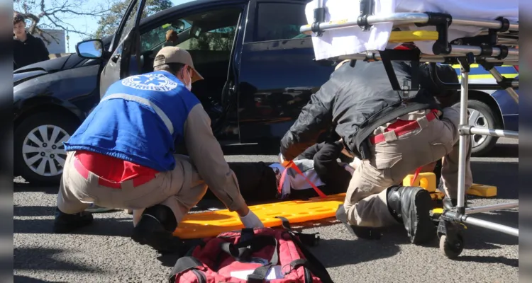 Rapaz que dirigia a moto foi socorrido por uma equipe do Corpo de Bombeiros (Siate) e levado até o Hospital Regional para exames
