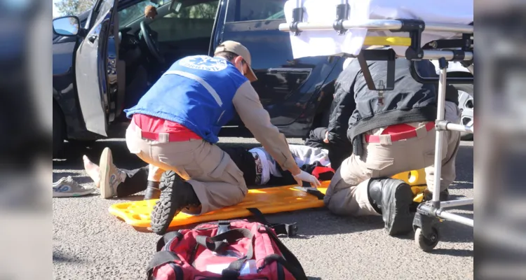 Rapaz que dirigia a moto foi socorrido por uma equipe do Corpo de Bombeiros (Siate) e levado até o Hospital Regional para exames