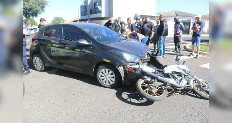 Rapaz que dirigia a moto foi socorrido por uma equipe do Corpo de Bombeiros (Siate) e levado até o Hospital Regional para exames