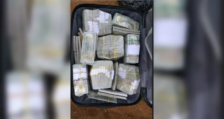 Foram apreendidos 500 quilos de maconha, 350 gramas de cocaína, 10 armas de fogo, 11 veículos, R$ 200 mil, em cheques e R$ 56 mil em espécie