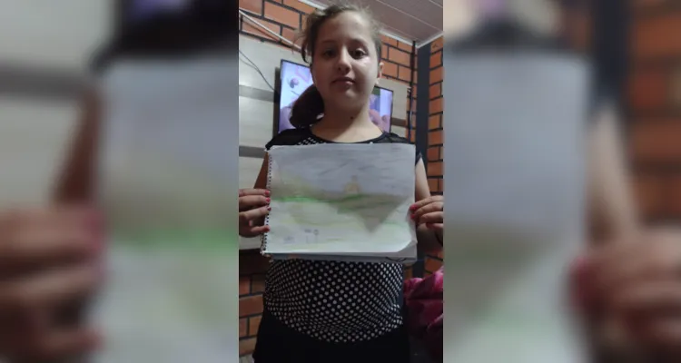 Registros em desenhos e fotos mostram como alunos fixaram conteúdos presentes na videoaula