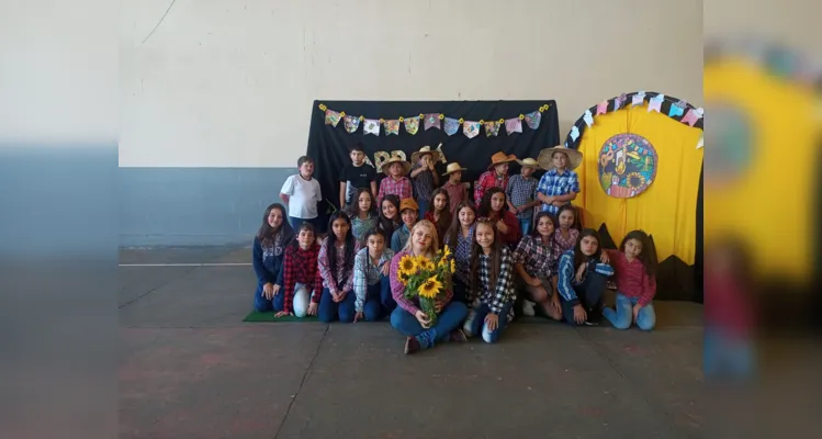 Alunos participaram e protagonizaram todas as etapas: do preparo do solo até a entrega das flores