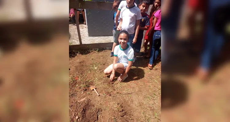 Alunos participaram e protagonizaram todas as etapas: do preparo do solo até a entrega das flores