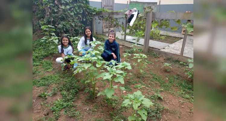 Alunos participaram e protagonizaram todas as etapas: do preparo do solo até a entrega das flores