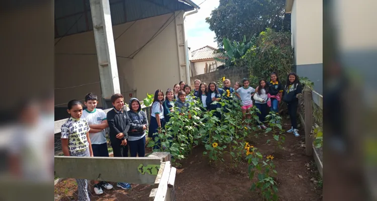 Alunos participaram e protagonizaram todas as etapas: do preparo do solo até a entrega das flores