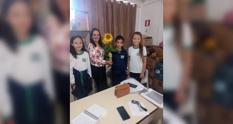 Alunos participaram e protagonizaram todas as etapas: do preparo do solo até a entrega das flores