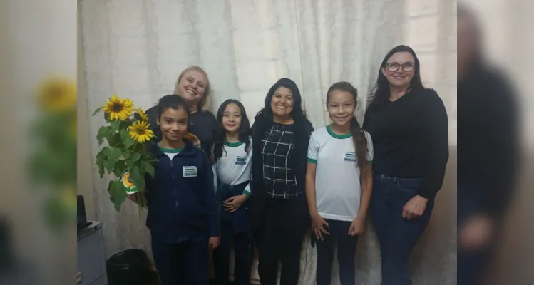 Alunos participaram e protagonizaram todas as etapas: do preparo do solo até a entrega das flores