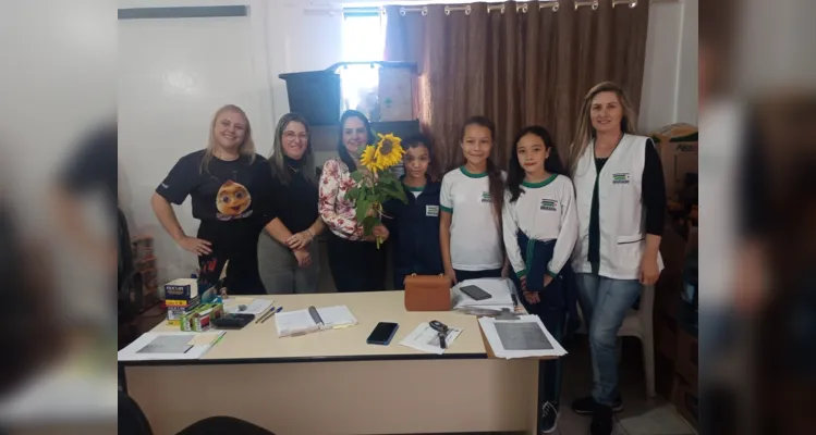 Alunos participaram e protagonizaram todas as etapas: do preparo do solo até a entrega das flores