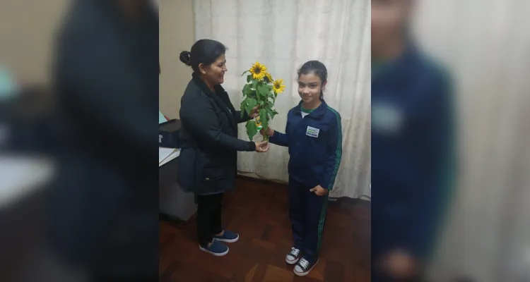 Alunos participaram e protagonizaram todas as etapas: do preparo do solo até a entrega das flores