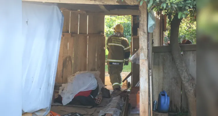 Equipes do Corpo de Bombeiros foram acionados até o local para conter as chamas