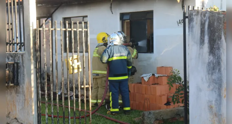 Equipes do Corpo de Bombeiros foram acionados até o local para conter as chamas