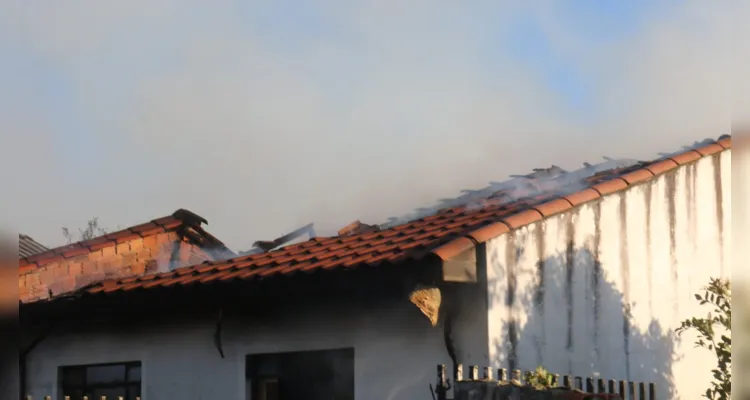 Equipes do Corpo de Bombeiros foram acionados até o local para conter as chamas