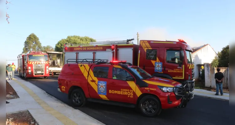 Equipes do Corpo de Bombeiros foram acionados até o local para conter as chamas
