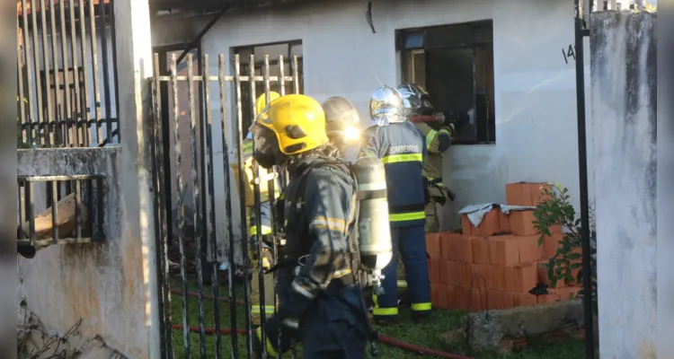 Equipes do Corpo de Bombeiros foram acionados até o local para conter as chamas