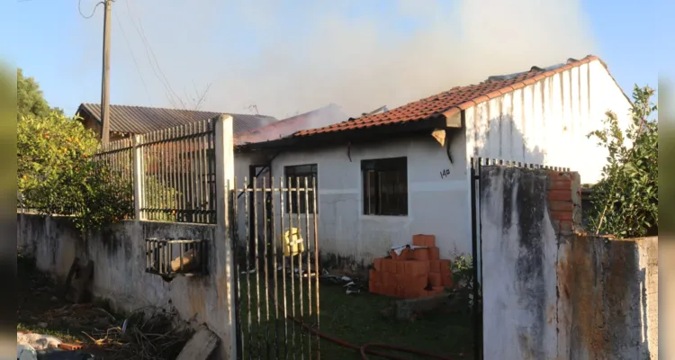 Equipes do Corpo de Bombeiros foram acionados até o local para conter as chamas