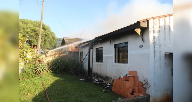 Equipes do Corpo de Bombeiros foram acionados até o local para conter as chamas