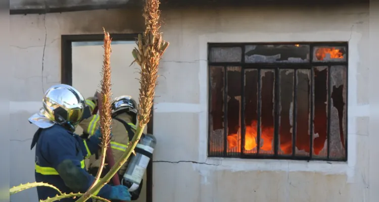 Equipes do Corpo de Bombeiros foram acionados até o local para conter as chamas