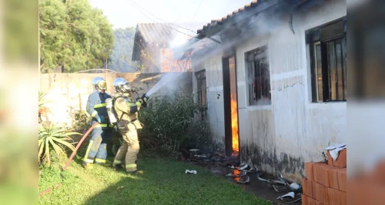 Equipes do Corpo de Bombeiros foram acionados até o local para conter as chamas