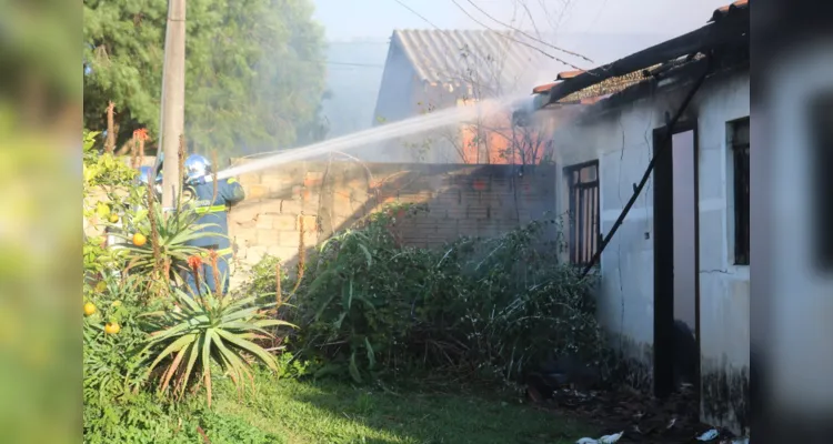 Equipes do Corpo de Bombeiros foram acionados até o local para conter as chamas