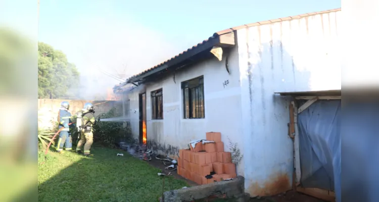 Equipes do Corpo de Bombeiros foram acionados até o local para conter as chamas
