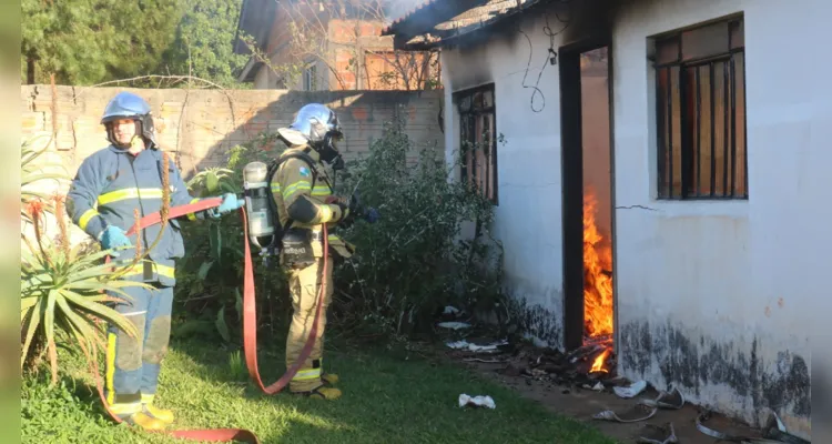 Equipes do Corpo de Bombeiros foram acionados até o local para conter as chamas