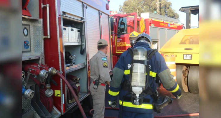 Equipes do Corpo de Bombeiros foram acionados até o local para conter as chamas