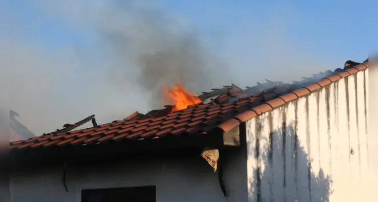 Equipes do Corpo de Bombeiros foram acionados até o local para conter as chamas