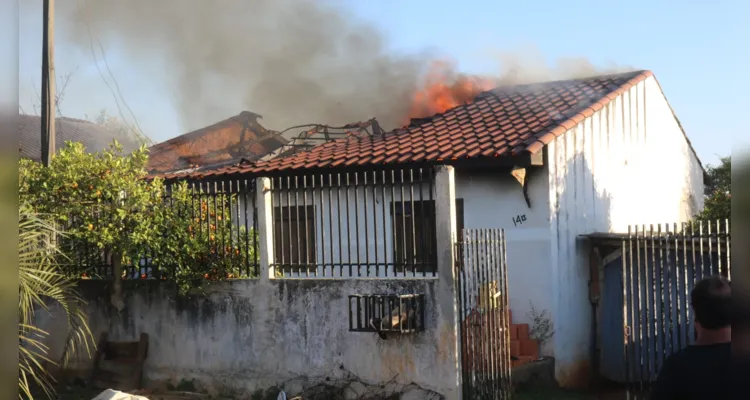 Equipes do Corpo de Bombeiros foram acionados até o local para conter as chamas
