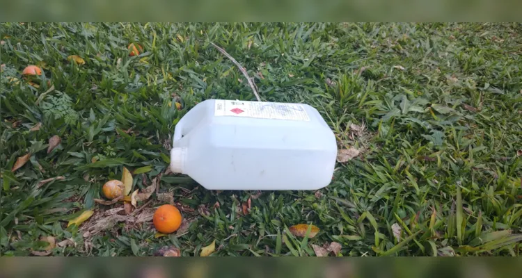 Nas proximidades da casa, foi encontrado um galão que pode ter sido utilizado para dar início ao fogo
