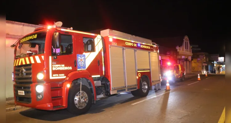 As chamas não se alastraram para os outros cômodos, pois foram contidas pelos moradores que tiveram ajuda do Corpo de Bombeiros