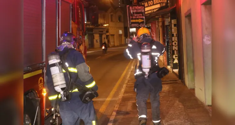 As chamas não se alastraram para os outros cômodos, pois foram contidas pelos moradores que tiveram ajuda do Corpo de Bombeiros