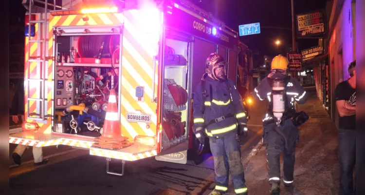 As chamas não se alastraram para os outros cômodos, pois foram contidas pelos moradores que tiveram ajuda do Corpo de Bombeiros