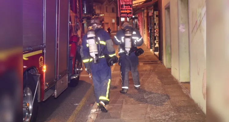 As chamas não se alastraram para os outros cômodos, pois foram contidas pelos moradores que tiveram ajuda do Corpo de Bombeiros