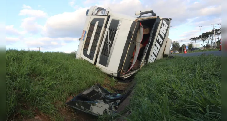 Colisão aconteceu na tarde desta sexta-feira (14) no km 510 da rodovia, no sentido Curitiba-Ponta Grossa