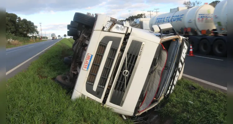 Caminhão tomba em acidente na BR-376 e uma pessoa fica ferida