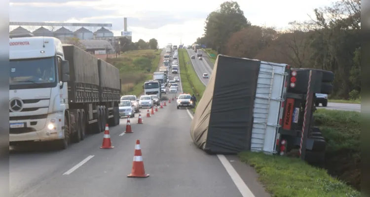 Caminhão tomba em acidente na BR-376 e uma pessoa fica ferida