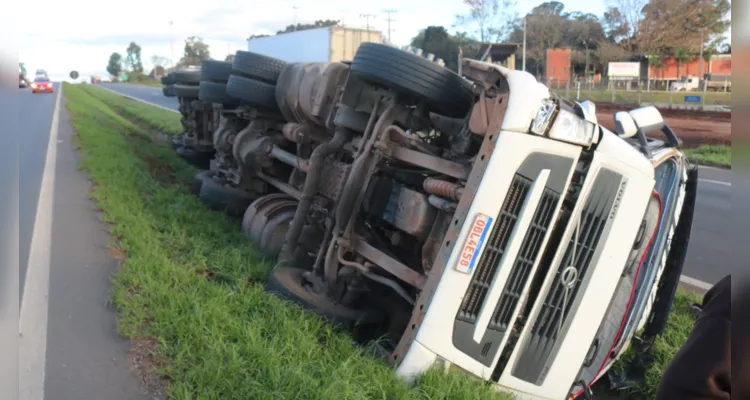 Colisão aconteceu na tarde desta sexta-feira (14) no km 510 da rodovia, no sentido Curitiba-Ponta Grossa