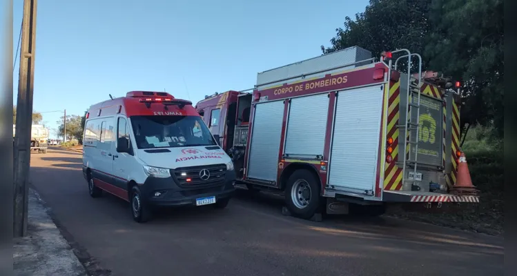 A mulher de 65 anos, que conduzia o carro, teve ferimentos moderados e foi atendida pelo Samu e pelo Corpo de Bombeiros