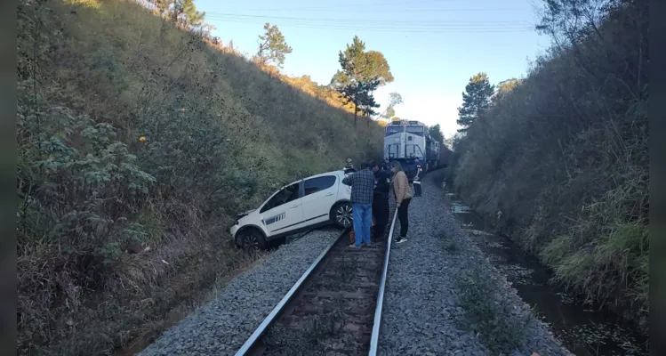 A mulher de 65 anos, que conduzia o carro, teve ferimentos moderados e foi atendida pelo Samu e pelo Corpo de Bombeiros