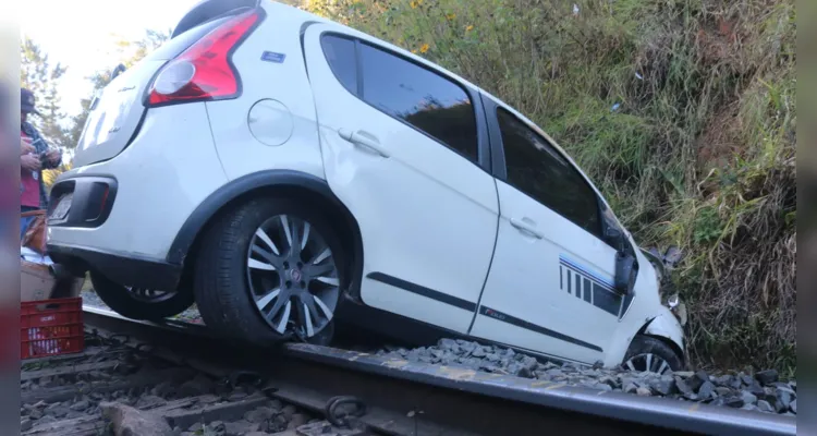 A mulher de 65 anos, que conduzia o carro, teve ferimentos moderados e foi atendida pelo Samu e pelo Corpo de Bombeiros