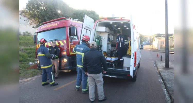 A mulher de 65 anos, que conduzia o carro, teve ferimentos moderados e foi atendida pelo Samu e pelo Corpo de Bombeiros