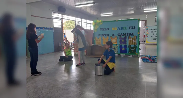 As atividades de leitura são realizadas de diferentes formas e utilizam todo o espaço escolar