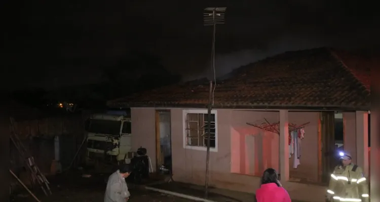 Bombeiros combateram as chamas e vistoriaram a residência