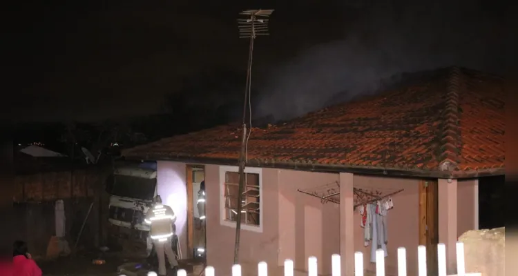 Bombeiros combateram as chamas e vistoriaram a residência