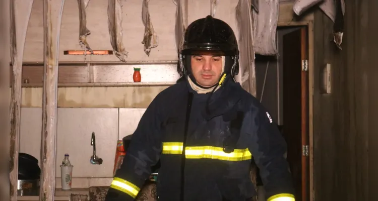 Bombeiros combateram as chamas e vistoriaram a residência